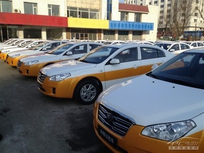 奔騰B50出租車強勢入駐邢臺瑞騰4S店 引領出租行業(yè)新潮流